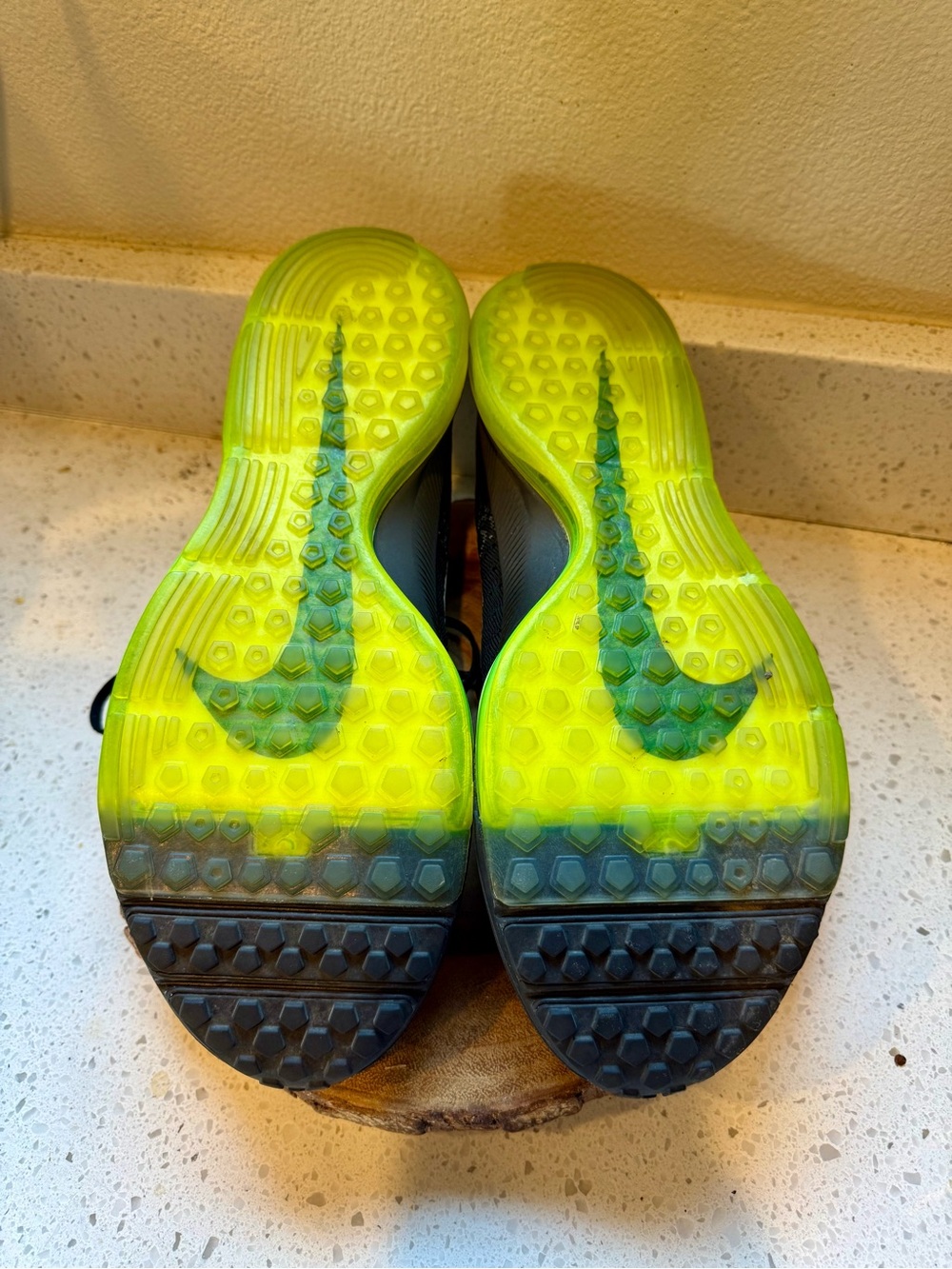 Nike Flyknit Zoom Mid-Top Running Shoe - Picture 7 of 8
